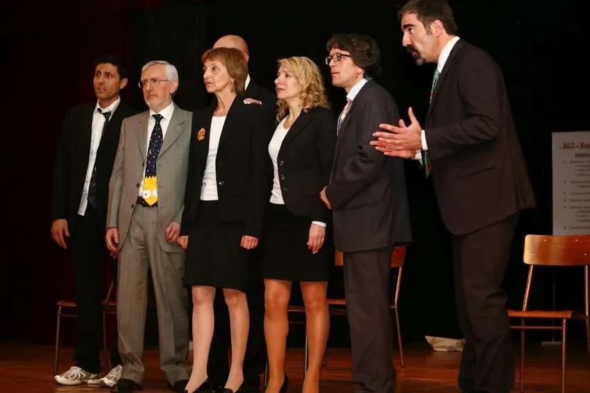 Il cast in scena in abito elegante