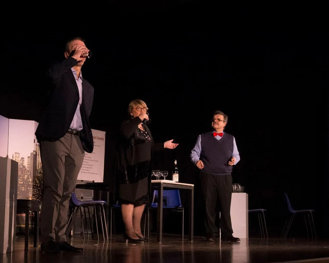 Una scena di commedia con gli attori della compagnia