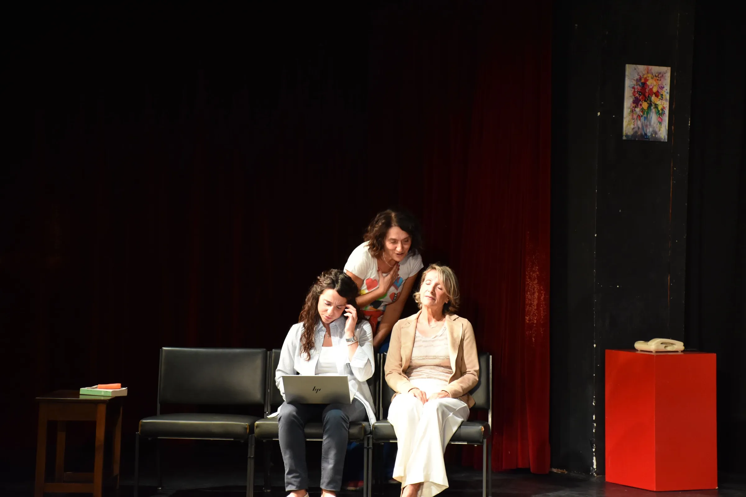 La verità di Freud: le tre attrici in scena, una seduta al portatile, una accanto a lei e una alle loro spalle