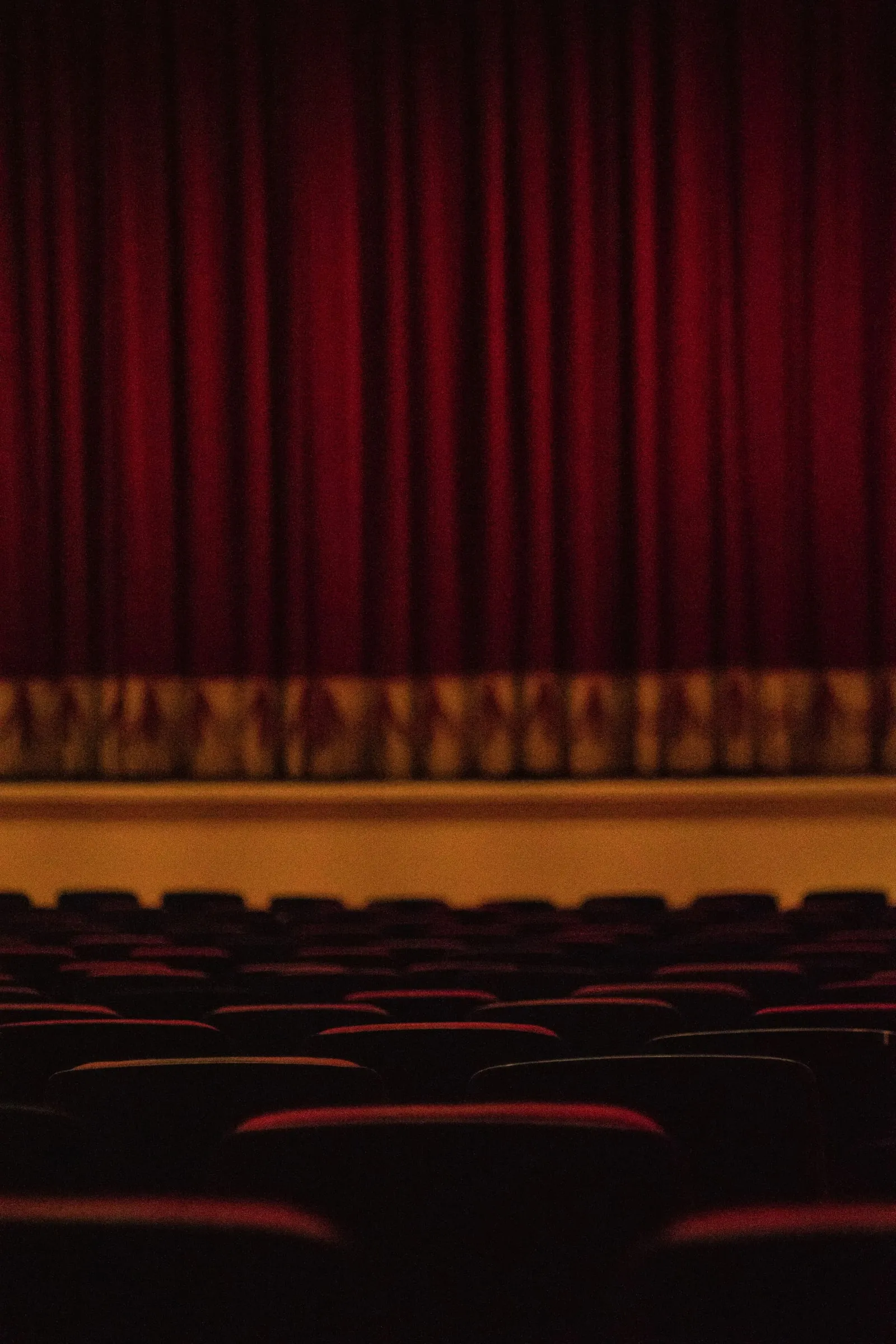 Il palco del Cineteatro La Creta con il sipario rosso e la platea